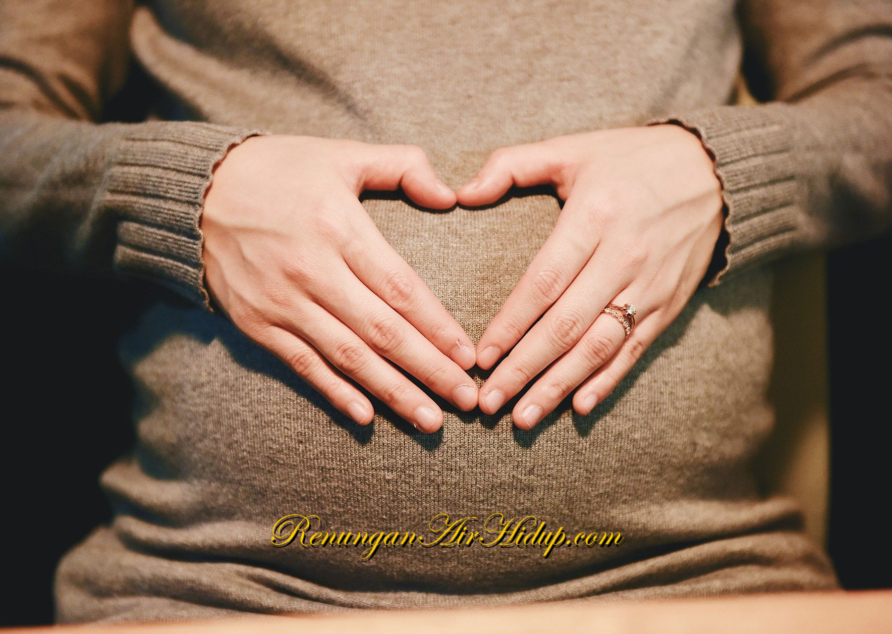 Melonjaklah-Anak-Di-Dalam-Rahimnya