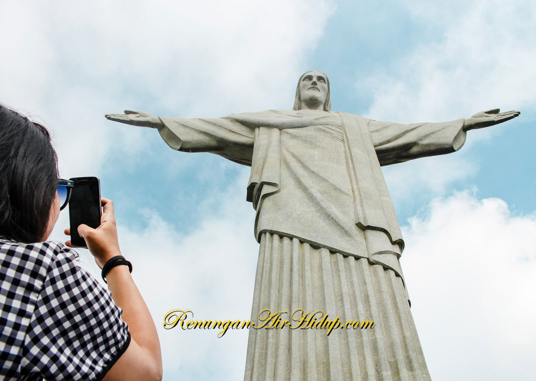 Tuhan_Membuat_Hati_Kita_Terhibur_Sempurna